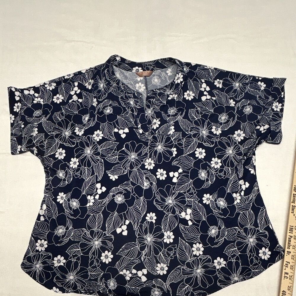A.M.A.N.A Women's Blue/White Floral Knit Stretch Button Front Blouse 1X 0020